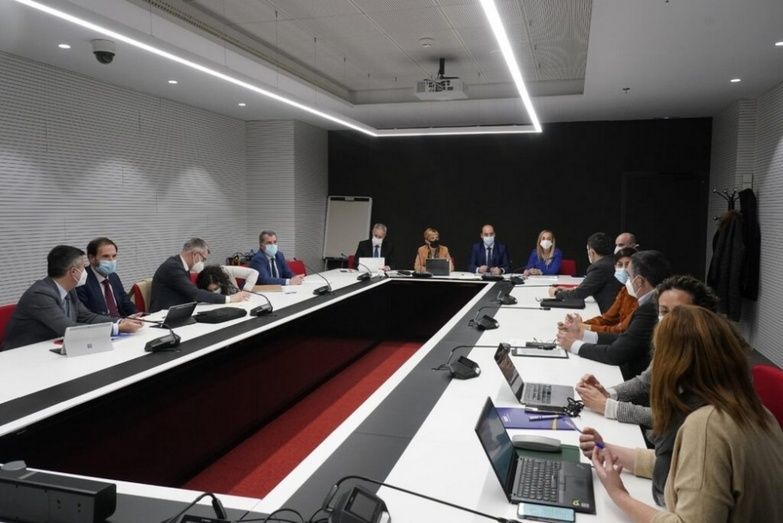 En la reunión en la sede del Gobierno Vasco en Lakua se ha contrastado información, para analizar y emitir conclusiones que permitan un acompañamiento constante.