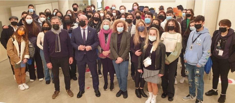 El consejero Gimeno junto a estudiantes y profesorado de Erasmus+ de Turquía, Rumania, Italia y Pamplona.
