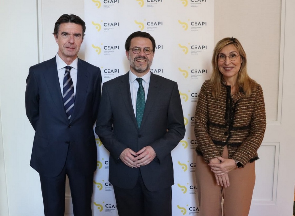 Javier Fernández-Lasquetty, consejero de Hacienda, Economía y Empleo de la Comunidad de Madrid; José Manuel Soria, consejero del Grupo Domingo Alonso; y Núria Vilanova, presidenta del Consejo Empresarial Alianza por Iberoam&eac