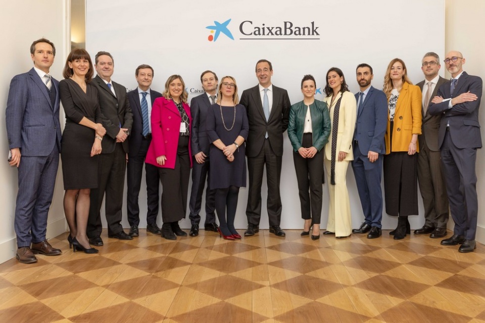 Gonzalo Gortázar, consejero delegado de CaixaBank, con el equipo de la sucursal en Milán (Italia).