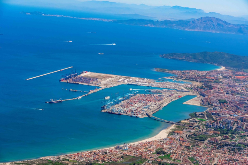 Puerto de Algeciras y Estecho, vista aérea.