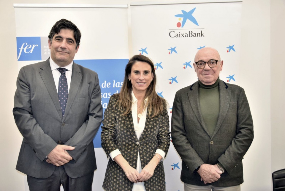 El presidente de la FER, Jaime García-Calzada Barrena, y la directora territorial Ebro de CaixaBank, Isabel Moreno, han formalizado esta renovada alianza.
