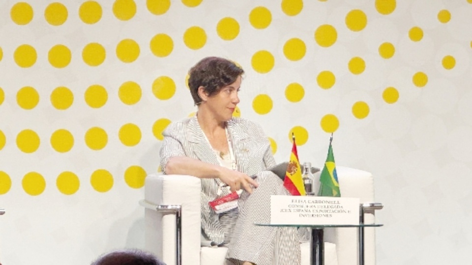 La consejera delegada de ICEX, Elisa Carbonell, moderando el segundo panel del Encuentro.