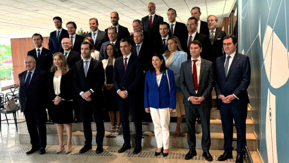 Foto de familia del desayuno de trabajo en Brasilia con empresas españolas y el presidente Pedro Sánchez y otros miembros del Gobierno.