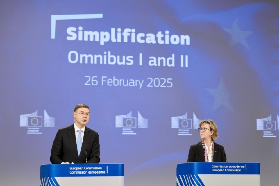 Los comisarios Valdis Dombrovskis y Maria Luís Albuquerque, presentan los dos primeros paquetes Ómnibus // © UE