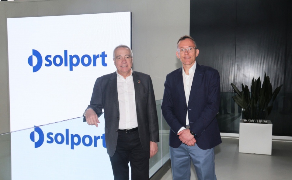 Acto de presentación con Pere Navarro, delegado especial del Estado en el Consorci de la Zona Franca de Barcelona, y Santiago Gómez, CEO y fundador de Solport.