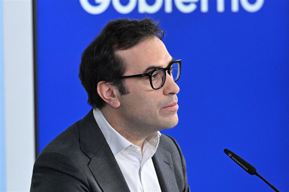 El ministro de Econom&iacute;a, Comercio y Empresa, Carlos Cuerpo, durante la rueda de prensa posterior al Consejo de Ministros. | (Imagen: Pool Moncloa/Borja Puig de la Bellacasa).