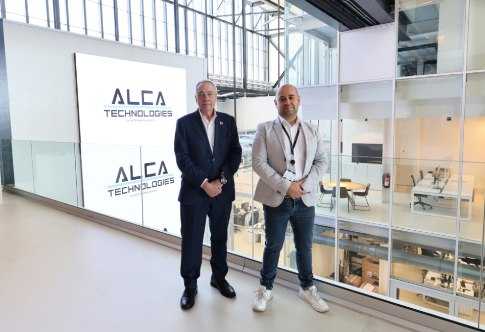 El presidente ejecutivo del CZFB, Pere Navarro, junto a Alessio Carignola, CEO de Alca Tecnologies.