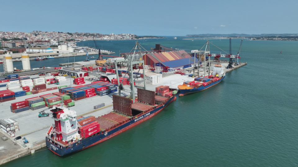 Buque portacontenedores trabajando en Raos Puerto de Santander.