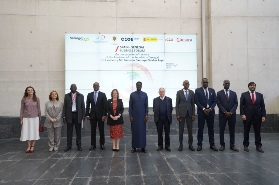 El presidente de Senegal en el centro, con la secretaria de Estado de Comercio a su derecha y el presidente de la Cámara de España a su izquierda (Imagen: Cámara España) El presidente de Senegal en el centro, con la secretaria de Estado de Comercio a su derecha y el presidente de la Cámara de España a su izquierda (Imagen: Cámara España)