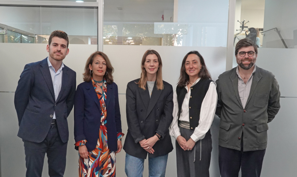 Formalización del acuerdo de financiación entre COFIDES y PARÍS/64 para contribuir a su internacionalización con la apertura de su primera tienda en Nueva York. Formalización del acuerdo de financiación entre COFIDES y PARÍS/64 para contribuir a su internacionalización con la apertura de su primera tienda en Nueva York.