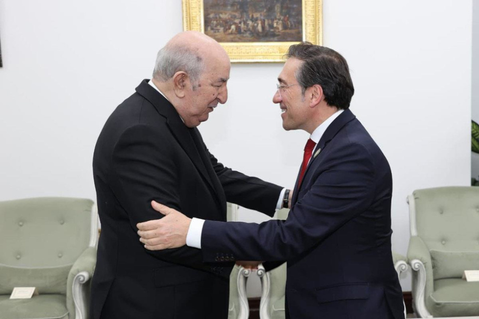 El ministro de Asuntos Exteriores, Uni&oacute;n Europea y Cooperaci&oacute;n, Jos&eacute; Manuel Albares, saluda al presidente argelino, Abdelmadjid Tebboune. (Imagen: La Moncloa)
