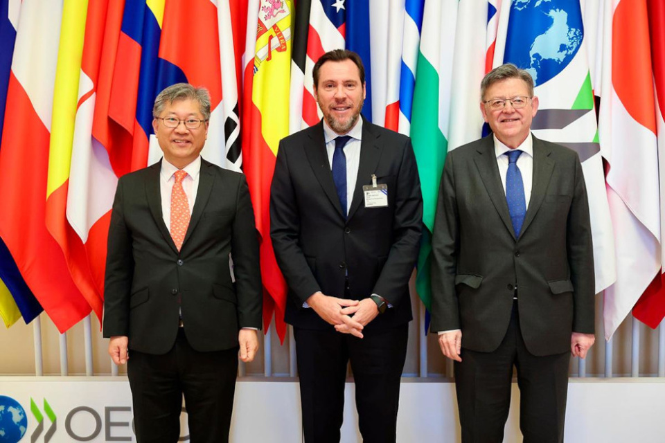 &Oacute;scar Puente, junto al secretario general del International Transport Forum (ITF), Young Tae Kim, y el representante permanente de Espa&ntilde;a ante la OCDE, Ximo Puig. (Imagen: La Moncloa)