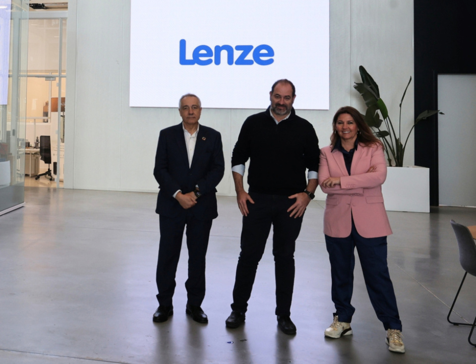 Pere Navarro, presidente ejecutivo del CZFB, y Blanca Sorigu&eacute;, directora general de la entidad, se han reunido con &Oacute;scar Chaves, director general de Lenze.