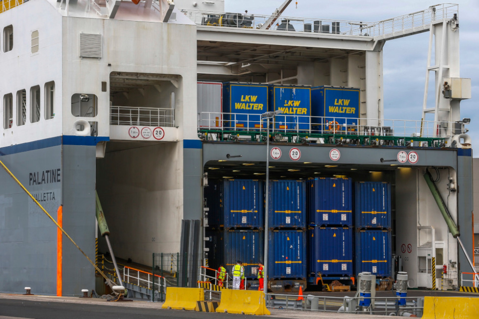 Transporte de carga rodada en el Puerto de Santander.