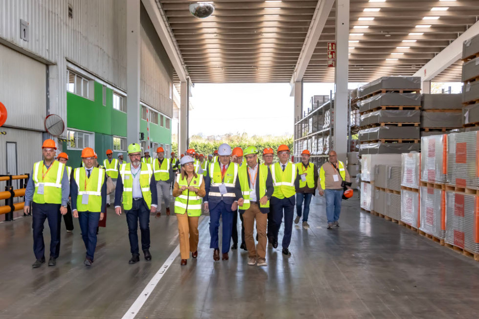 Con una inversi&oacute;n de m&aacute;s de 150 millones de euros, James Hardie ha inaugurado, en su f&aacute;brica de Orejo.