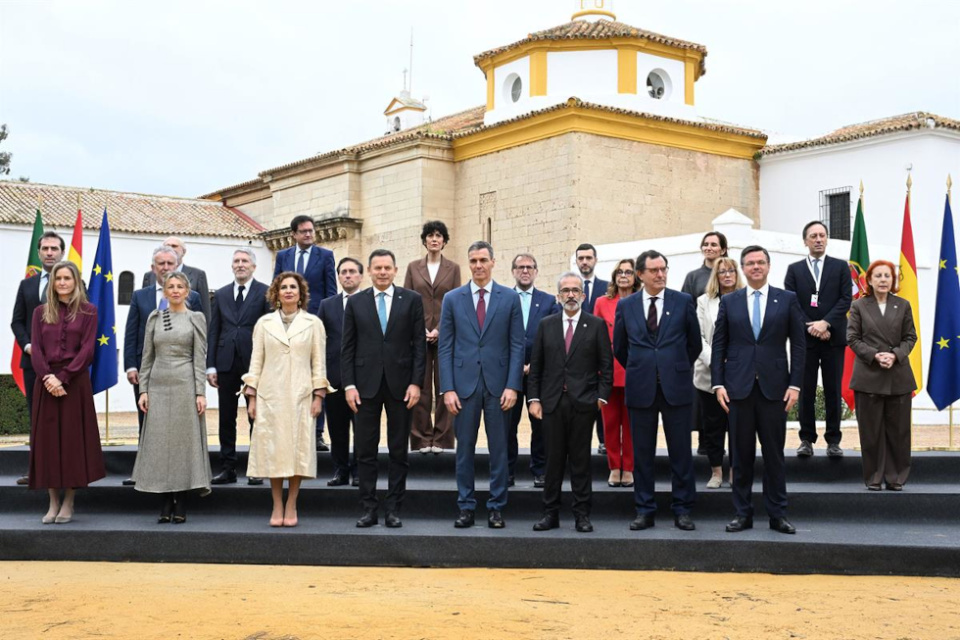 El presidente del Gobierno, Pedro S&aacute;nchez, el primer ministro portugu&eacute;s, Lu&iacute;s Montenegro, y las delegaciones espa&ntilde;ola y portuguesa | Pool Moncloa / Borja Puig de la Bellacasa