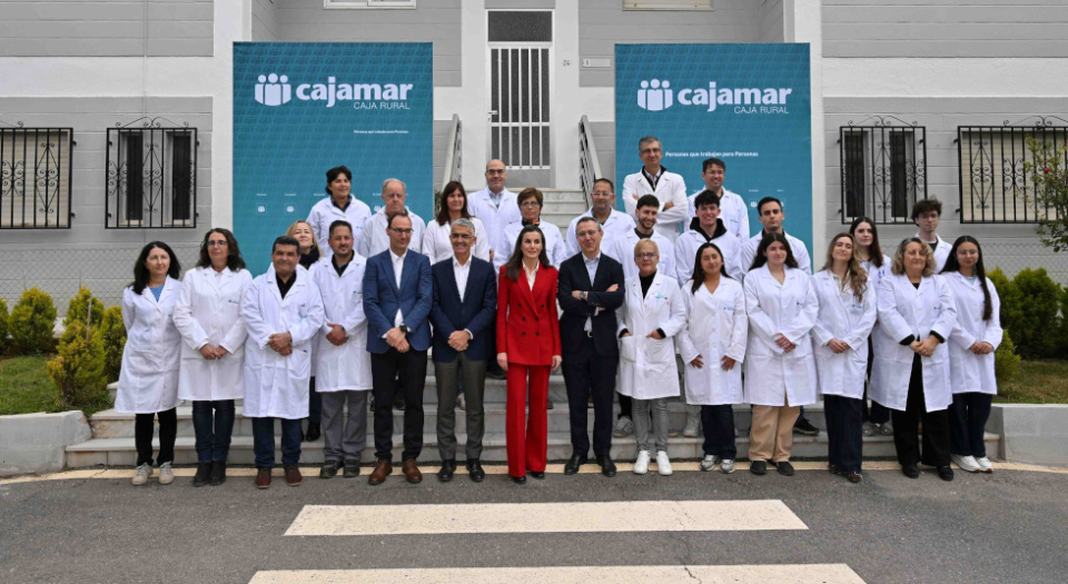 Foto de Familia con los trabajadores de la Estaci&oacute;n Experimental.