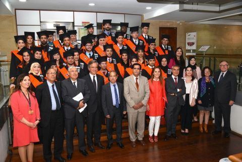 Egresados de la X Edición junto a las personalidades que les acompañaron en el acto.
