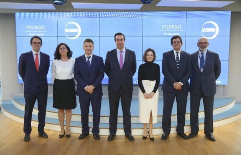Fernando Abril-Martorell, Presidente de Indra, y Bernardo Velázquez, Consejero Delegado de Acerinox, junto a los responsables del proyecto de ambas compañías.
