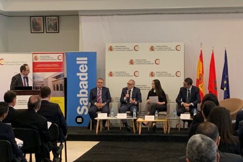 Carlos Dalmau, director de Soluciones Internacionales de Banco Sabadell, modera la mesa dedicada a la exportación hacia España.