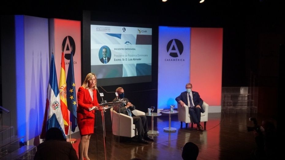 Núria Vilanova, Luis Abinader y Juan Luis Cebrián.