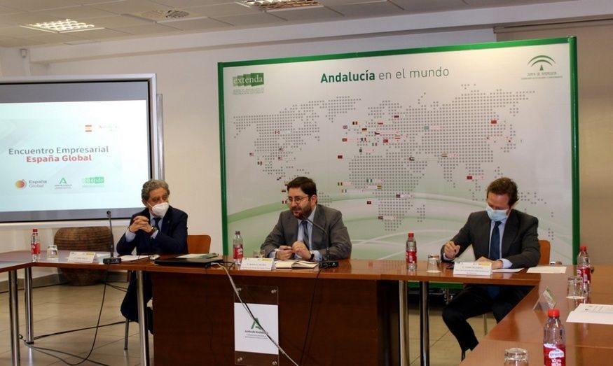 Manuel Muñiz, Secretario de Estado de la España Global; Enric Milló, secretario general de Acción Exterior de la Junta de Andalucía,;y Juan Cruzado, director de Consultoría y Red Andalucía de Extenda.