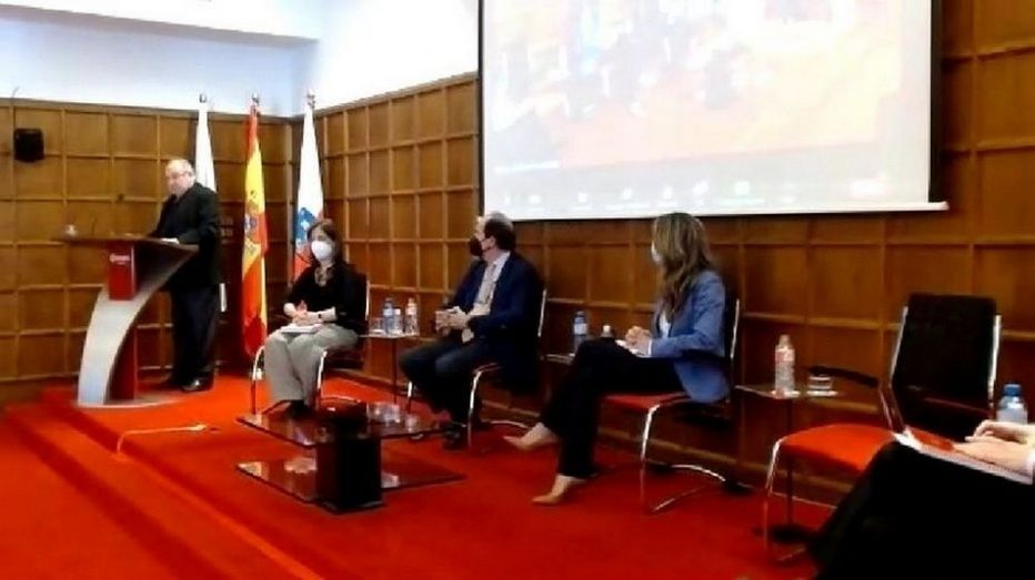 Los empresarios estuvieron acompañados por el Presidente de la Cámara de Comercio de España José Luis Bonet, y representantes del Gobierno de Cantabria.