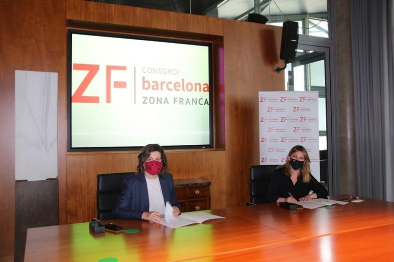 La directora general del Consorci de la Zona Franca de Barcelona, Blanca Sorigué, y Marta Nin, directora de Casa Amèrica Catalunya.