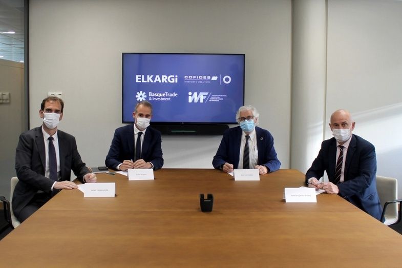 La firma del acuerdo entre el Gobierno vasco, COFIDES y Elkargi para impulsar la internacionalización de las empresas vascas y un foro digital online organizado por Elkarg.