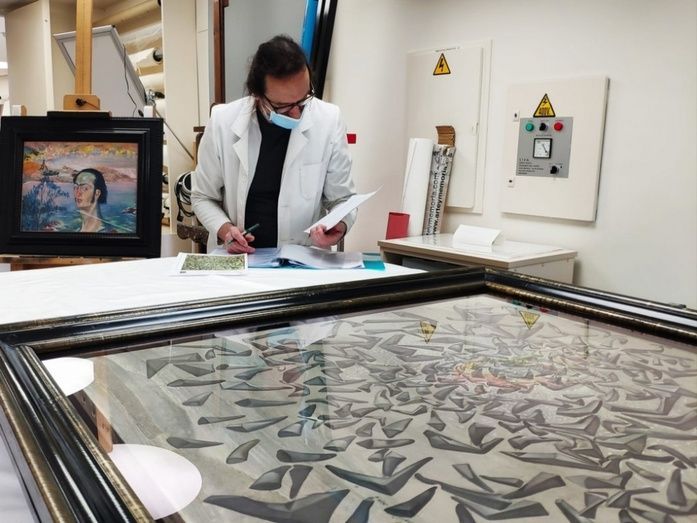 Revisión previa a la salida de las obras de la Fundación Dalí, concretamente Autorretrato con cuello rafaelesco y La ascensión de Santa Cecilia.