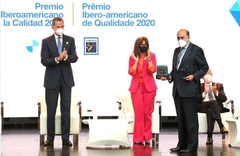 Luis Isasi, presidente de Santander España recibe premio de manos de S.M. el Rey. (Imágenes cedidas por Casa de S.M. el Rey)