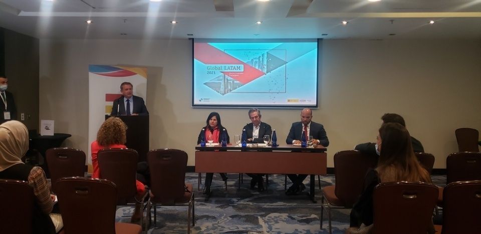 El secretario permanente de CEIB presentando el panel sobre cómo tener más empresas latinas globales, en el marco d ela presentación del Informe Global Latam en Bogotá.