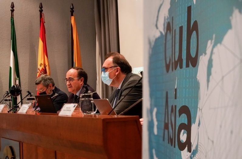 Mesa Presidencial, Club Asia.