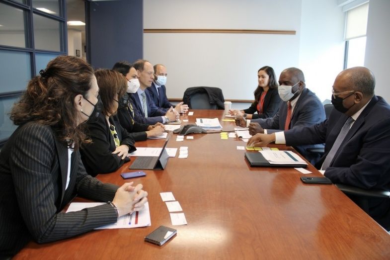 La consejera de Empresa, EmValle Miguélez, acompañada por el equipo del INFO durante una reunión con los representantes de Empire State Development Agency.