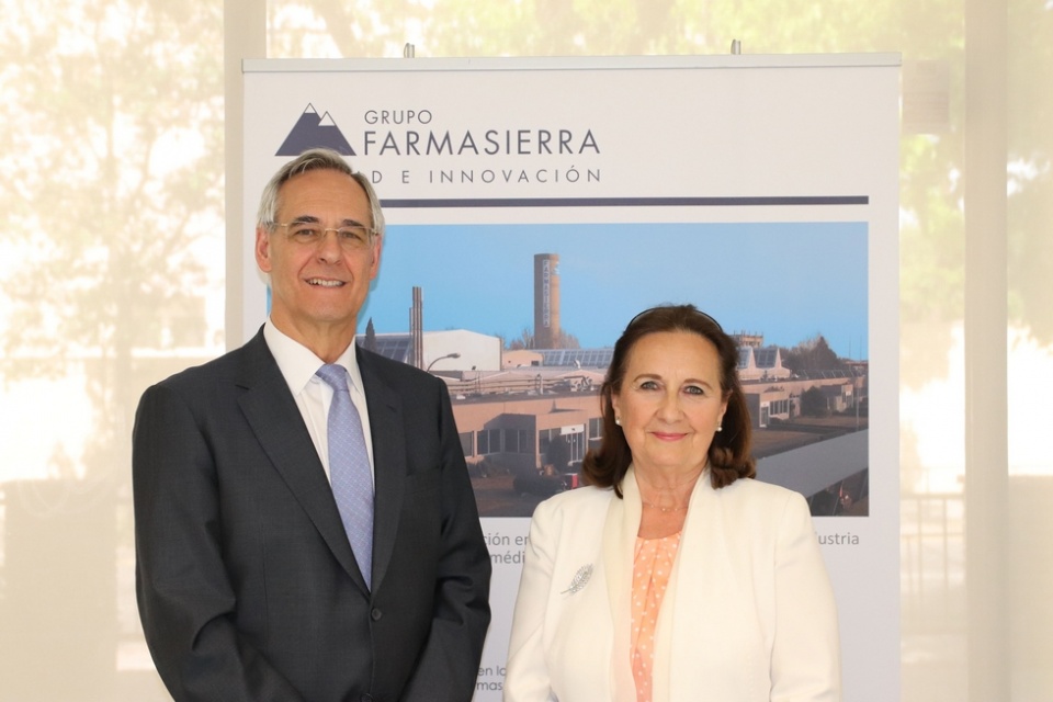 Dr. Tomás Olleros, presidente del grupo Farmasierra y la Dra. Ana Ortiz, gerente del área de Salud de Farmasierra.