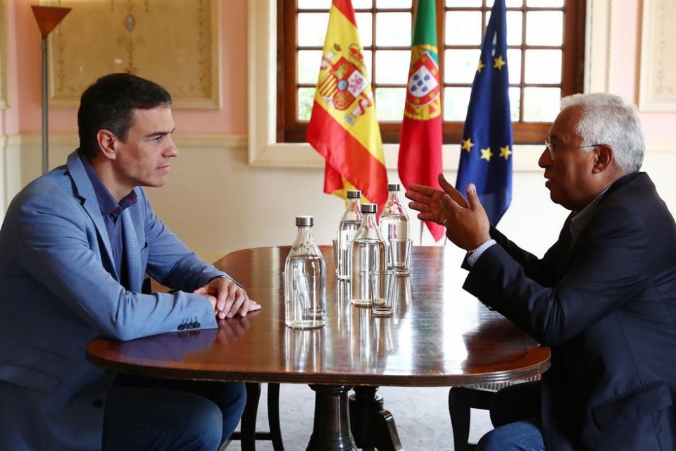 El presidente del Gobierno, Pedro Sánchez, y el primer ministro, António Costa, durante la reunión que han mantenido en Oporto. Pool Moncloa/Fernando Calvo. Oporto