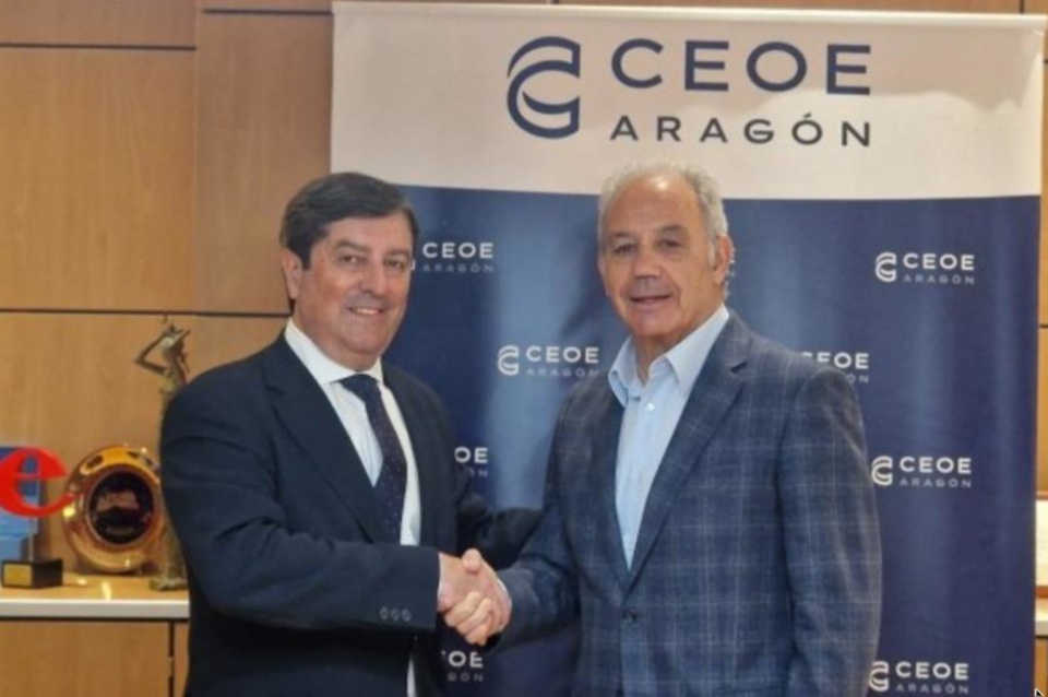 El presidente de CEOE, Miguel Marzo, y el director gerente de Aragón Exterior, José Antonio Vicente, rubricaron el convenio.