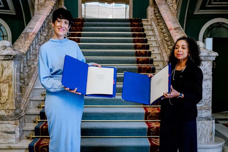 La ministra de Inclusión, Seguridad Social y Migraciones, Elma Saiz, en el acto de firma del convenio con la embajadora de EEUU en España, Julissa Reynoso.