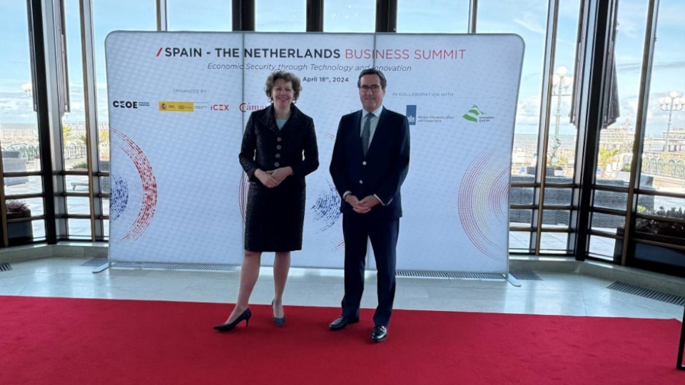 El presidente de CEOE, Antonio Garamendi, junto a su homóloga en Países Bajos, Ingrid Thijssen.