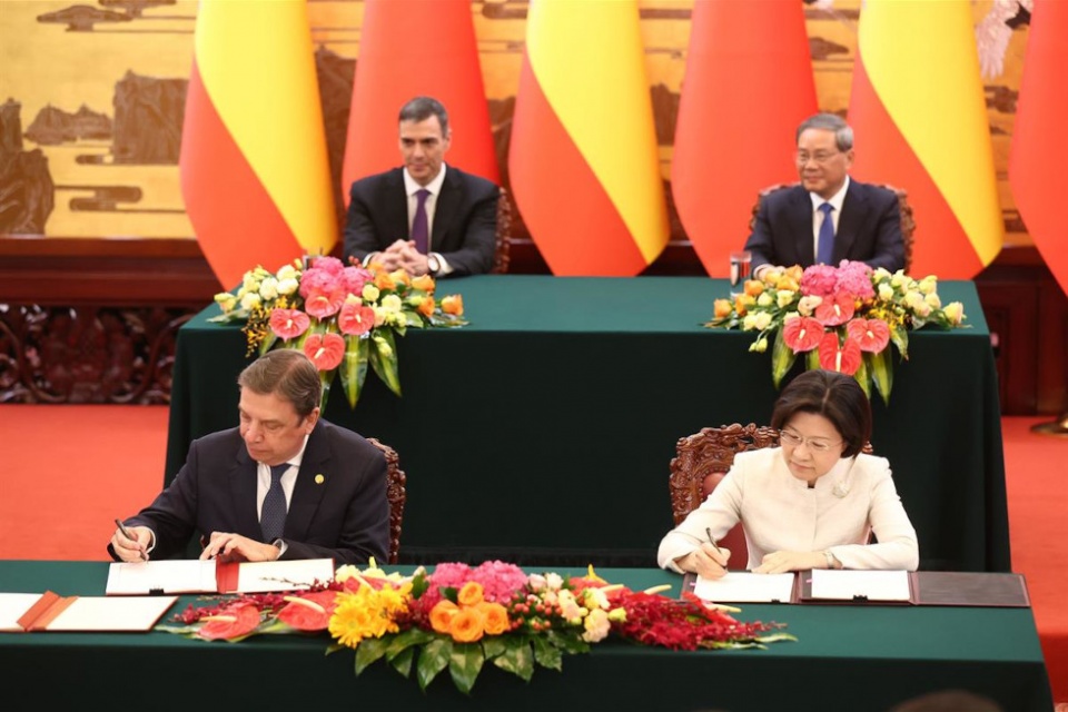 El ministro de Agricultura, Pesca y Alimentación, Luis Planas, y la ministra de la Administración General de Aduanas de China, Sun Meijun, en la firma de acuerdos. (Pool Moncloa/Fernando Calvo)