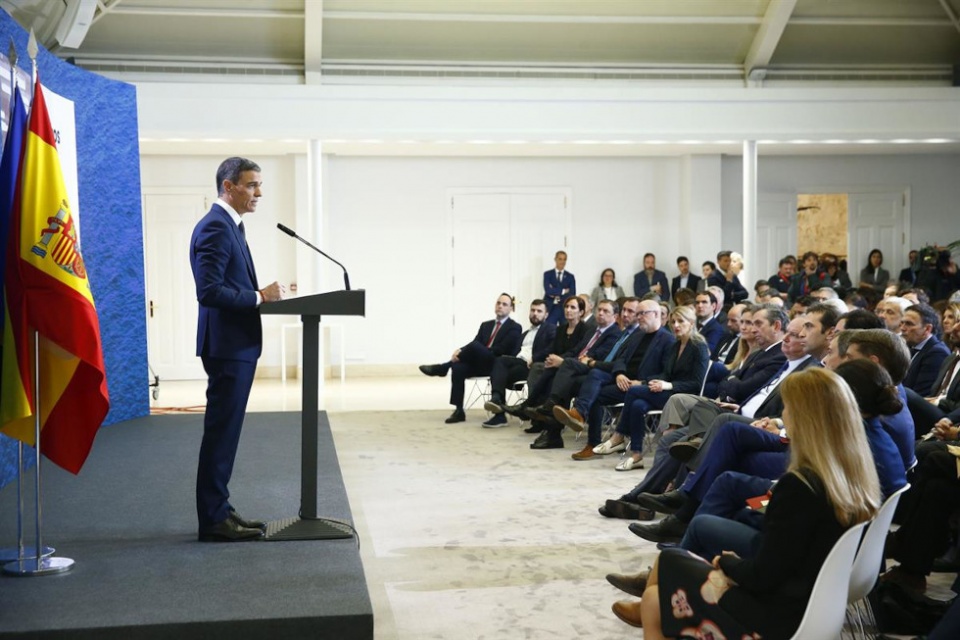 Pedro Sánchez, durante su comparecencia tras la reunión con representantes del tejido productivo español. | Pool Moncloa / Jose Manuel Álvarez