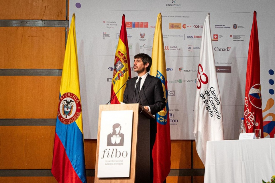 El ministro de Cultura, Ernest Urtasun, en el acto de inauguración del pabellón de España como País Invitado de Honor a la Feria Internacional del Libro de Bogotá 2025.