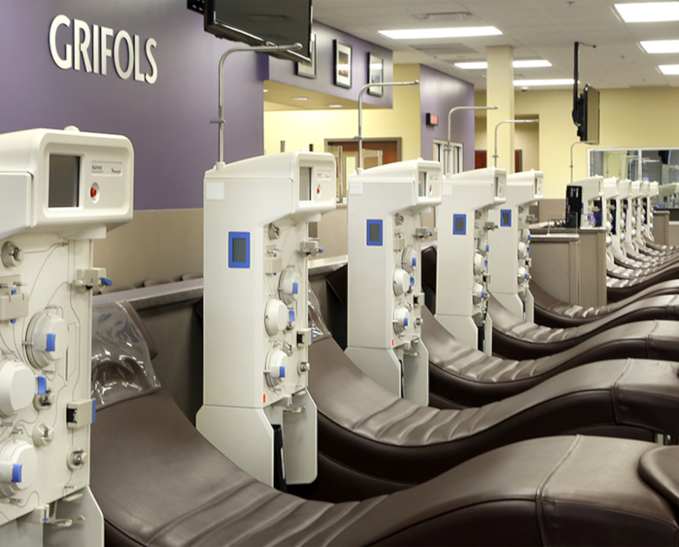 Grifols optimiza su red en EE.UU. con el cierre de 29 centros para impulsar márgenes y productividad