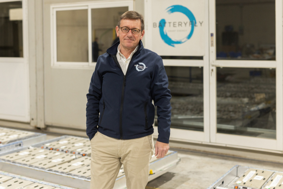 Javier Alcal&aacute; en la Planta de Batteryfly en Moncada, Valencia.