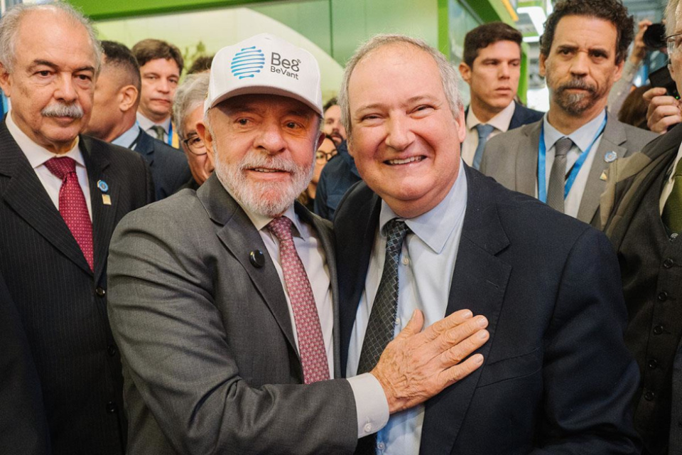 El ministro de Industria y Turismo, Jordi Hereu, coincide con el presidente de Brasil, Lula da Silva, en la feria industrial de Hannover. (Foto: La Moncloa).