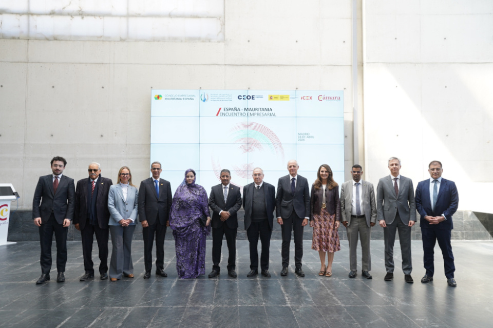 En el centro, Ely Ould El Veirik, ministro de Equipamiento y Transporte de la Rep&uacute;blica Isl&aacute;mica de Mauritania; junto con Jos&eacute; Luis Bonet, presidente de C&aacute;mara de Espa&ntilde;a y participantes en el encuentro.