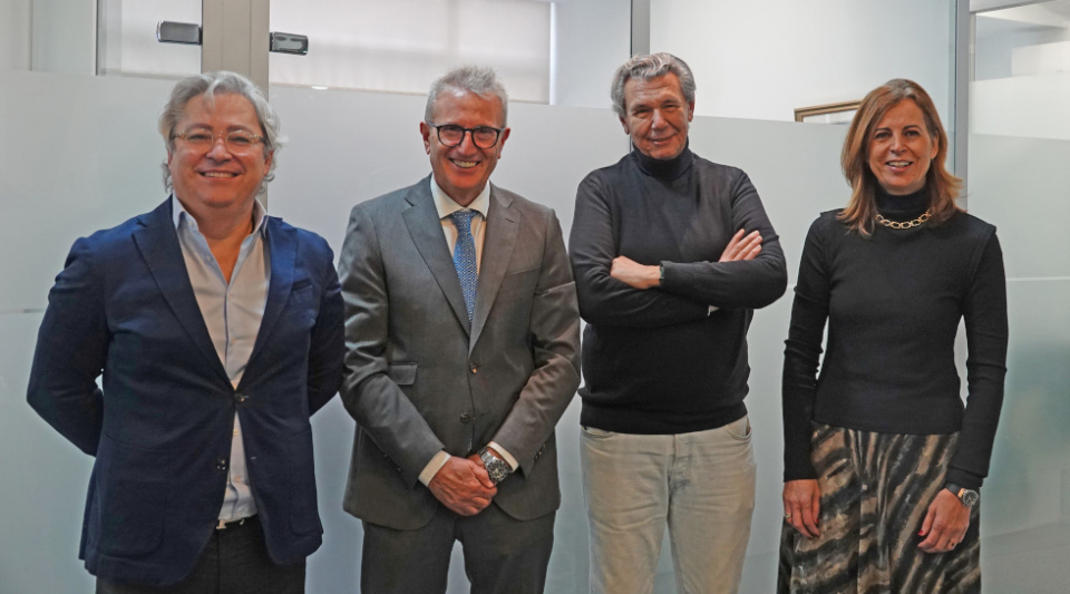 Miguel Ángel Ladero, director del departamento de Inversiones de COFIDES; Ricardo Oteros, fundador y director general de Supracafé; Vicente Arregui, socio de Supracafé; y Ana Cebrián, directora de Operaciones de Deuda de COFIDE Miguel Ángel Ladero, director del departamento de Inversiones de COFIDES; Ricardo Oteros, fundador y director general de Supracafé; Vicente Arregui, socio de Supracafé; y Ana Cebrián, directora de Operaciones de Deuda de COFIDE