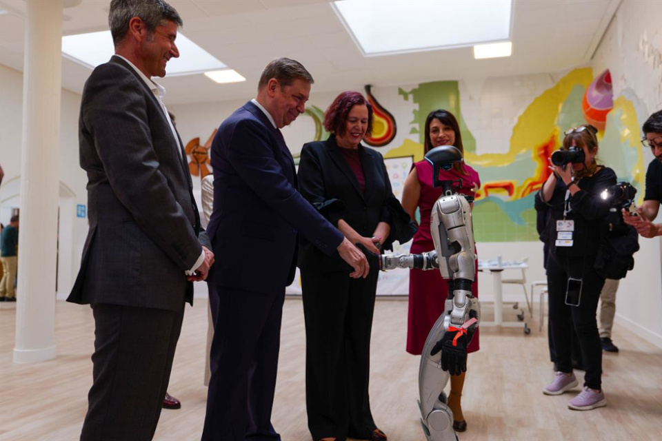 El ministro de Agricultura, Pesca y Alimentaci&oacute;n, Luis Planas, en La Vega Innova, en San Fernando de Henares, Madrid. (Foto: La Moncloa)
