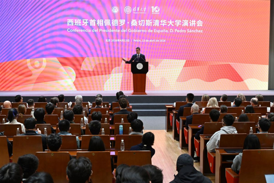El presidente del Gobierno, Pedro S&aacute;nchez, ofrece una conferencia en la Universidad Tsinghua. (Foto: Pool Moncloa/Borja Puig de la Bellacasa).